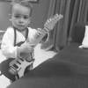 Outro que apareceu com um instrumento musical foi Alexandre Jr, filho de Ana Hickmann. O menino posou cheio de estilo com sua guitarra de brinquedo
