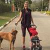 Em outro momento com o filho, Alexandre Jr, Ana Hickmann ajudou o menino a andar de triciclo enquanto também passeava com seu cachorro de estimação