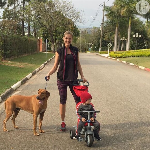 Em outro momento com o filho, Alexandre Jr, Ana Hickmann ajudou o menino a andar de triciclo enquanto também passeava com seu cachorro de estimação