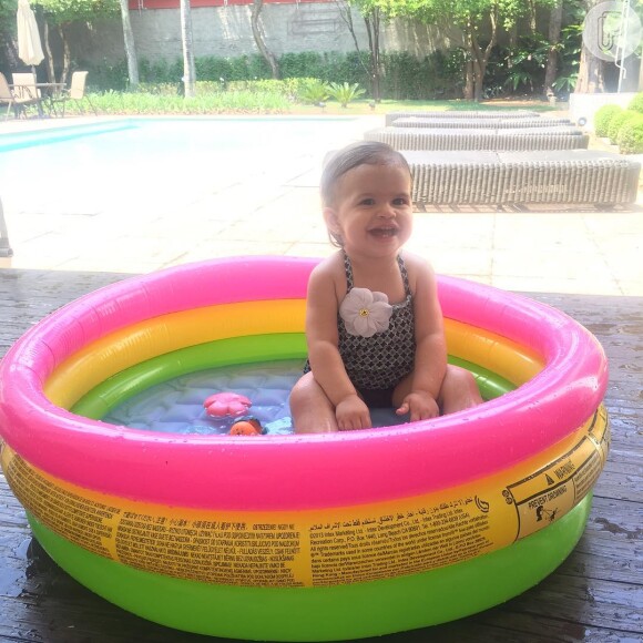 Valentina, filha de Mirella Santos e Wellington Muniz, o Ceará, se divertiu em sua piscina de plástico no quintal de casa num dia de calor