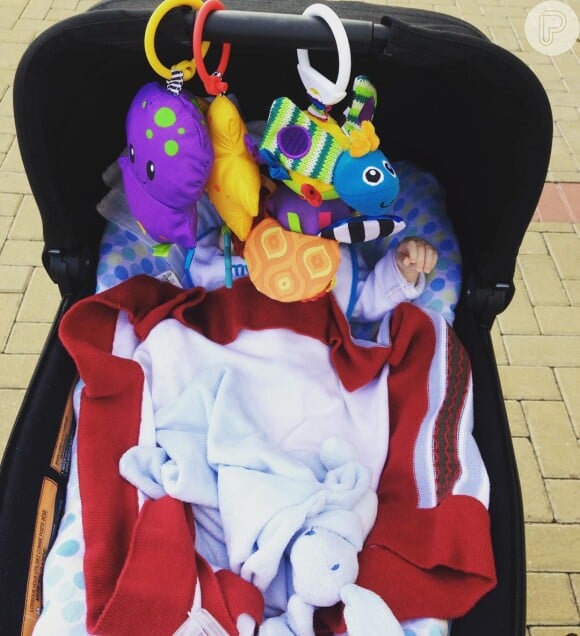 Sempre divertida em suas postagens, Fernanda Gentil mostrou a quantidade de brinquedos pendurados no carrinho do filho, Gabriel, de apenas 1 mês de vida: 'Acho que dei uma exagerada de leve'