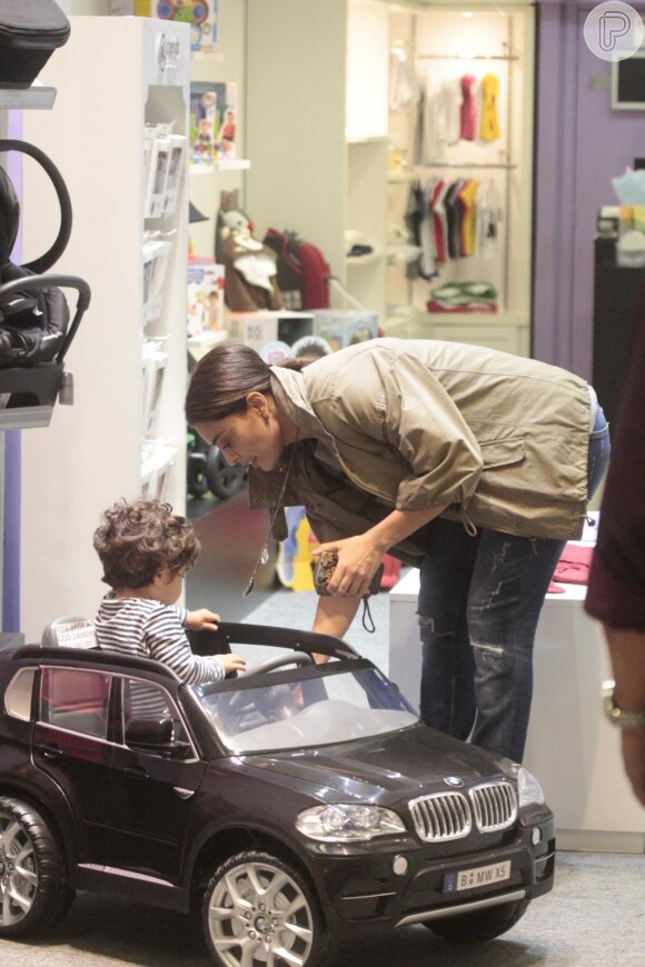 Juliana Paes parou suas compras em um shopping do Rio para brincar com o filho caçula, Antônio, que quis entrar em um carrinho de brinquedo