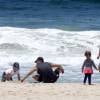 Luciano Huck e Angélica também aproveitam o tempo livre para se divertir com os filhos. Em passeio na praia com Eva e Benício, o casal de apresentadores brincou na areia com as crianças