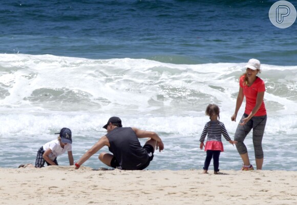 Luciano Huck e Angélica também aproveitam o tempo livre para se divertir com os filhos. Em passeio na praia com Eva e Benício, o casal de apresentadores brincou na areia com as crianças