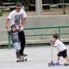 Eduardo Moscovis aproveitou um tempo livre para brincar com o filho Rodrigo, de 3 anos. O ator ajudou o menino a andar de skate e teve a companhia de um amigo, que andava de patinete