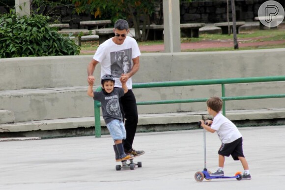 Eduardo Moscovis aproveitou um tempo livre para brincar com o filho Rodrigo, de 3 anos. O ator ajudou o menino a andar de skate e teve a companhia de um amigo, que andava de patinete