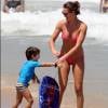 Leticia Birkheuer se divertiu na praia com o filho, João Guilherme, que levou sua prancha para surfar