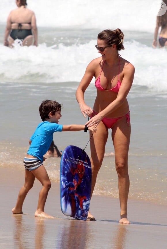 Leticia Birkheuer se divertiu na praia com o filho, João Guilherme, que levou sua prancha para surfar