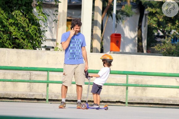 Eriberto Leão mostrou que é um pai presente ao levar o filho, João, para andar de patinete em um parque