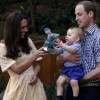 Durante visita a Austrália, Kate Middleton e o Príncipe William levaram o Príncipe George para conhecer o zoológico de Tronga, em Sidney. Depois de se encantar com os animais no local, o menino ganhou um bichinho de pelúcia
