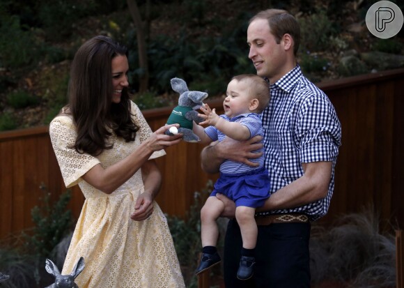 Durante visita a Austrália, Kate Middleton e o Príncipe William levaram o Príncipe George para conhecer o zoológico de Tronga, em Sidney. Depois de se encantar com os animais no local, o menino ganhou um bichinho de pelúcia