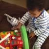 Em vídeo, Blue Ivy, a filha de Beyoncé e Jay-Z, aparece se divertindo com brinquedos de montar