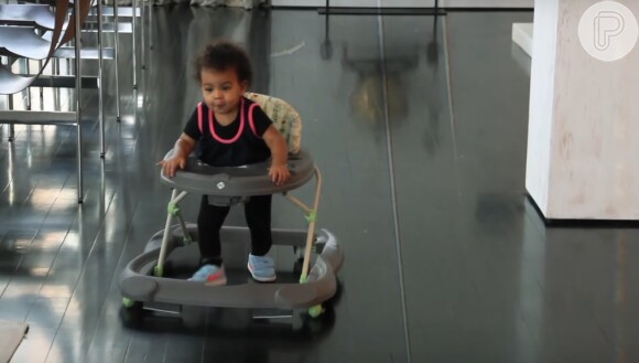 Em vídeo, Beyoncé e Jay-Z mostraram a filha, Blue Ivy, aprendendo a andar com a ajuda de um andador