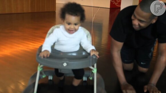 Em outro momento, Jay-Z apareceu orgulhoso quando Blue Ivy, sua filha com Beyoncé, aprendia a dar os primeiros passos no andador