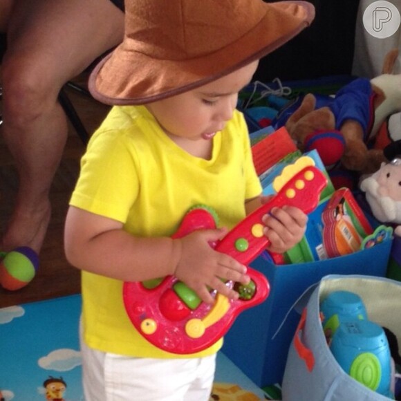 Wanessa mostrou que o filho mais velho, José Marcus, pode ter herdado seu talento para a música, em foto na qual o menino aparece tocando uma guitarra de brinquedo