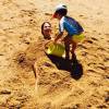 Em outro momento divertido, Wanessa mostrou uma brincadeira na praia com o filho mais velho, José Marcus: 'Não basta ser mãe! Tem que participar e virar um bife a milanesa'