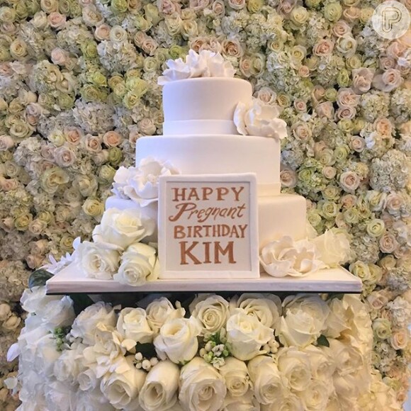 Kim Kardashian ganhou uma festa surpresa do marido, o rapper Kanye West, com direito a todas as suas irmãs com barriga falsa de grávida. 'Meu marido nunca para de me supreender', comemorou a socialite na madrugada de quarta para quinta, 22 de outubro de 2015
