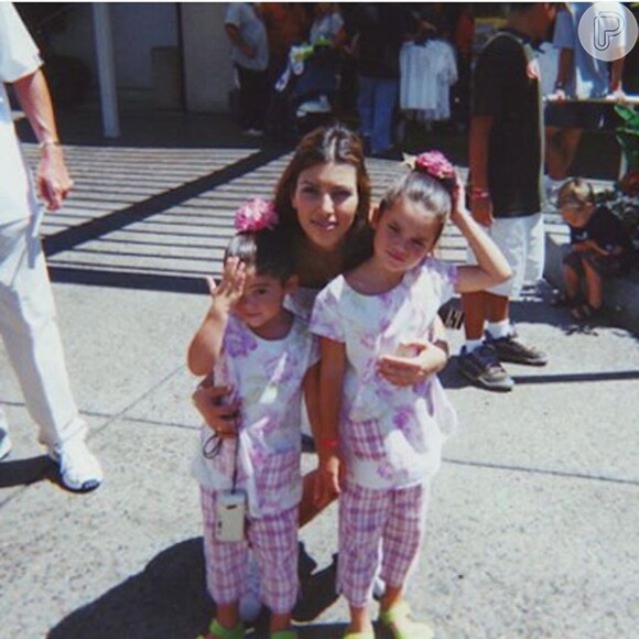 Kylie Jenner, a caçula da família, postou uma foto antiga, com ela e a irmã Kendall Jenner na infância, ao lado de Kim