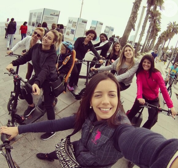 Carol Dantas ainda postou uma foto de um passeio com alguns amigos e familiares, que viajaram para Barcelona para celebrar a data. 'A mulherada e o homenzinho', brincou na legenda