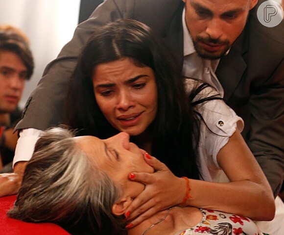 Adisabeba (Susana Vieira) se aproxima de Zé Maria (Tony Ramos) depois da morte de Djanria (Cássia Kis), na novela 'A Regra do Jogo'