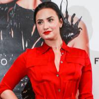 Demi Lovato tem carro perseguido por fãs e quase sofre acidente, diz jornal