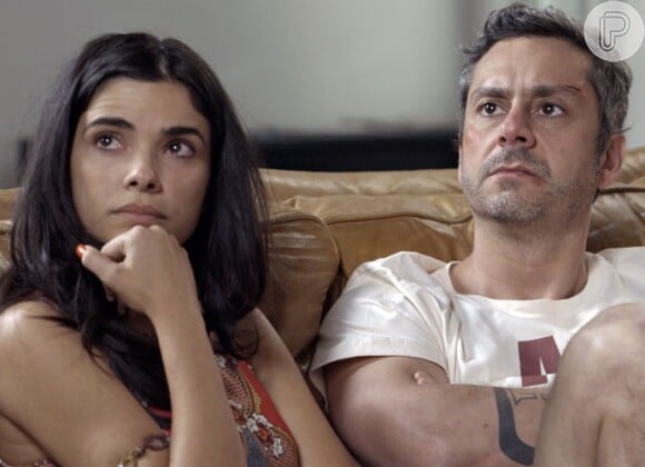 Atena (Giovanna Antonelli) garante a Toia (Vanessa Giácomo), que foi Romero (Alexandre Nero) quem pediu que ela fosse esperá-lo na cama, pois estava 'na seca', na novela 'A Regra do Jogo'