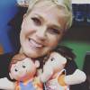 Xuxa postou uma foto no camarim do SBT com os bonequinhos do Teleton