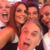 Xuxa, Ivete, Eliana, Daniel e Otavio Mesquita em selfie animada nos bastidores do Teleton