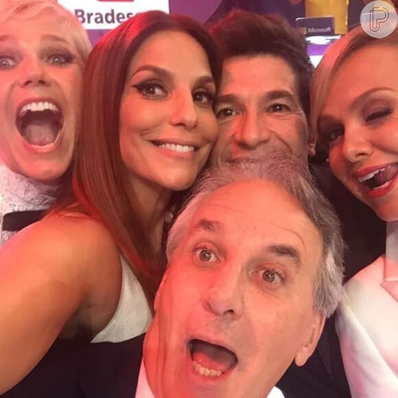 Xuxa, Ivete, Eliana, Daniel e Otavio Mesquita em selfie animada nos bastidores do Teleton