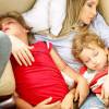 Claudia Leitte curte os filhos sempre que é possível. Na foto, ela dorme com os meninos dentro de avião