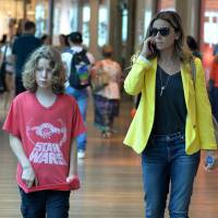 Giovanna Antonelli passeia com o filho mais velho, Pietro, em shopping do Rio