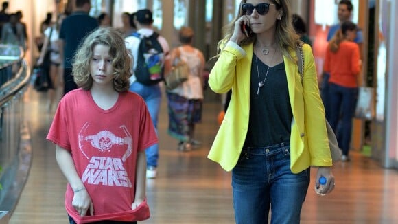 Giovanna Antonelli passeia com o filho mais velho, Pietro, em shopping do Rio
