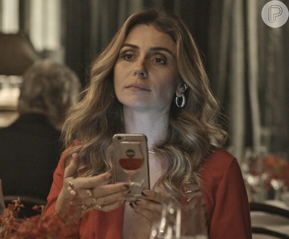 Atena (Giovanna Antonelli) avisa a Romero (Alexandre Nero) que mandou um sms do celular dele para Tóia (Vanessa Giácomo), chamando-a para a cobertura, na novela 'A Regra do Jogo'
