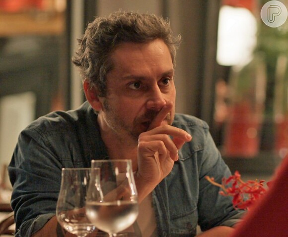 Romero (Alexandre Nero) é dopado por Atena (Giovanna Antoneli), que pinga gotas na bebida dele, na novela 'A Regra do Jogo'