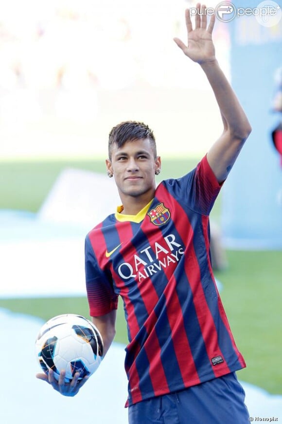 Neymar lamenta não poder estar presente no aniversário de 18 anos de Bruna Marquezine, no dia 6 de agosto de 2013
