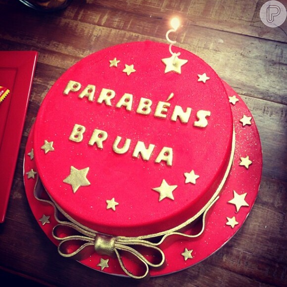 Bolo que Bruna Marquezine recebeu dos amigos artistas do 'Dança dos Famosos' no dia de seu aniversário, 6 de julho de 2013
