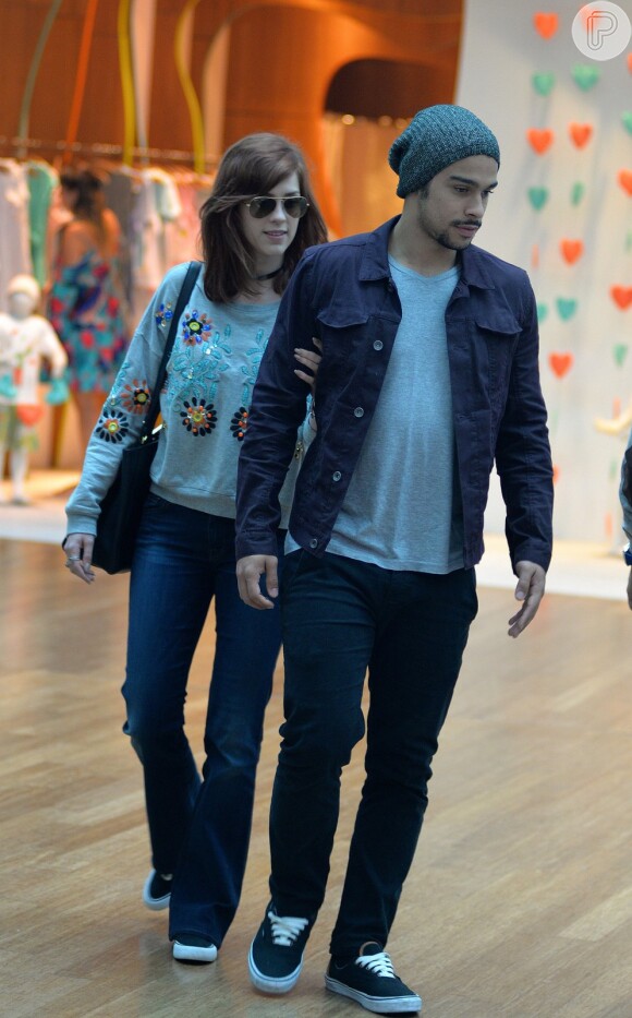 Sophia Abrahão e Sérgio Malheiros passeiam em shopping do Rio de Janeiro
