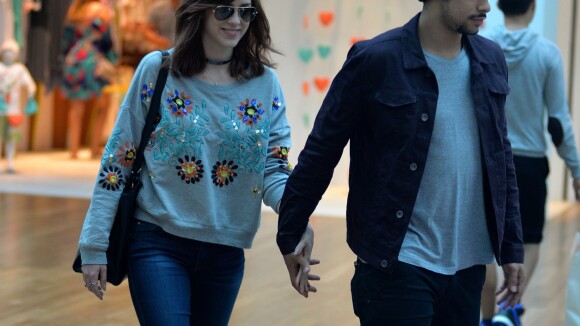 Sophia Abrahão e Sérgio Malheiros passeiam de mãos dadas em shopping do Rio