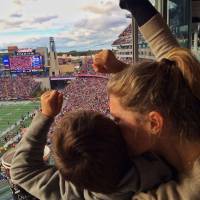 Gisele Bündchen mostra o filho torcendo pelo pai, Tom Brady, em estádio nos EUA