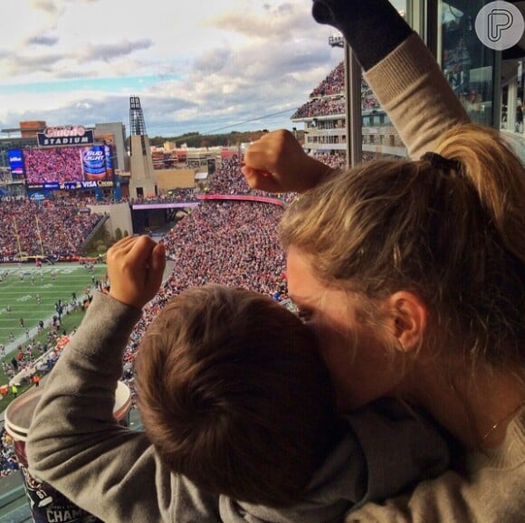 Gisele Bündchen leva o filho, Benjamin, de 5 anos, para torcer pelo pai em estádio nos Estados Unidos, em 25 de outubro de 2015
