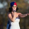 O comício aconteceu em Iowa, nos EUA. Para a ocasião, Katy Perry usou um vestido tomara que caia branco com o logotipo da campanha de Hillary