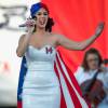 Katy Perry usou as cores da bandeira americana para mostrar seu apoio à candidata Hillary Clinton nas eleições americanas de 2016