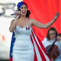 Katy Perry usa vestido com a bandeira americana para apoiar Hillary Clinton