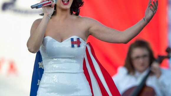 Katy Perry usa vestido com a bandeira americana para apoiar Hillary Clinton