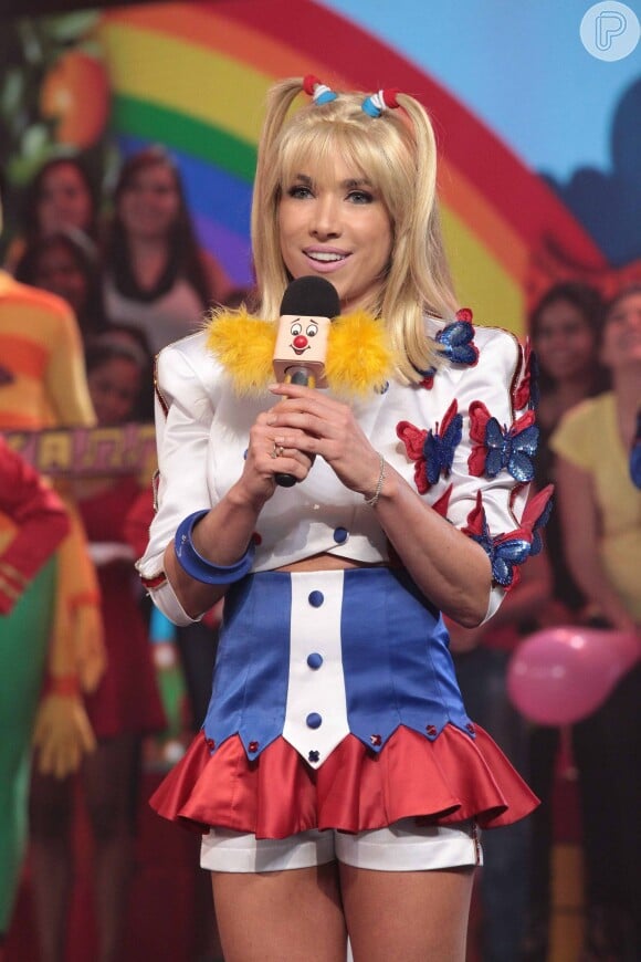 Na estreia de Xuxa na Record, Patricia se caracterizou como a apresentadora, no mesmo horário, no SBT