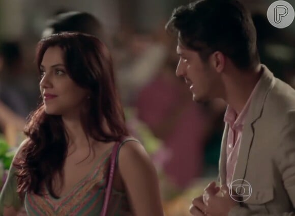 Anita (Leticia Persiles) fica incomodada com o flerte de Roberto (Rômulo Estrela), na novela 'Além do Tempo'