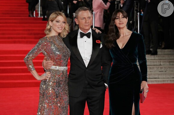 O protagonista Daniel Craig posa com intérpretes das bond girls