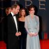 Kate Middleton e Príncipe William posam para fotos na première
