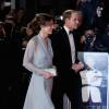 Kate Middleton e Príncipe William foram destaque da première mundial do filme '007: Spectre'. A Duquesa apostou em um vestido assinado pela sua estilista favorita, Jenny Packham, para o evento desta segunda, 26 de outubro de 2015