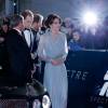 Kate Middleton e Príncipe William foram destaque da première mundial do filme '007: Spectre'. A Duquesa apostou em um vestido assinado pela sua estilista favorita, Jenny Packham, para o evento desta segunda, 26 de outubro de 2015
